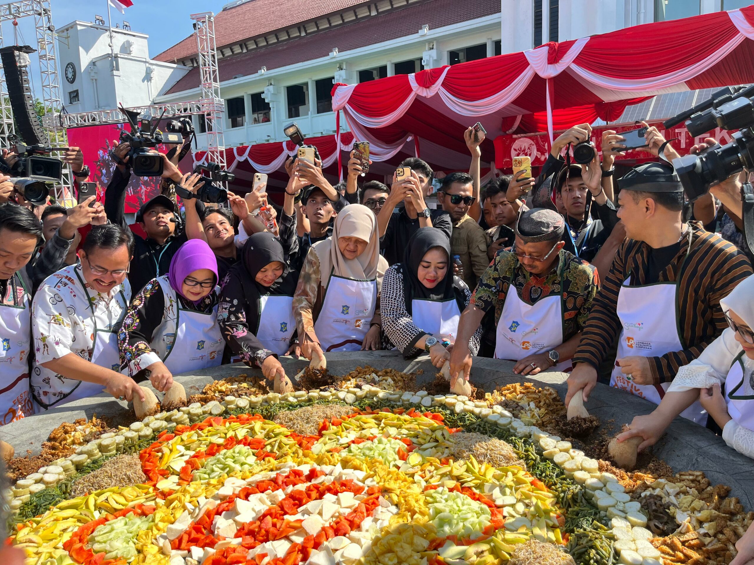 Eri Cahyadi bersama Armuji dan para Kadis menguleg rujak dalam gelaran Festival Rujak Uleg 2024, di Taman Surya Balai Kota Surabaya, Minggu (19/5/2024). Foto: Ikke magang suarasurabaya.net