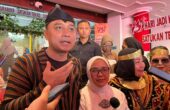 Eri Cahyadi Wali Kota Surabaya saat diwawancarai media usai Festival Rujak Uleg, Minggu (19/5/2024). Foto: Meilita suarasurabaya.net