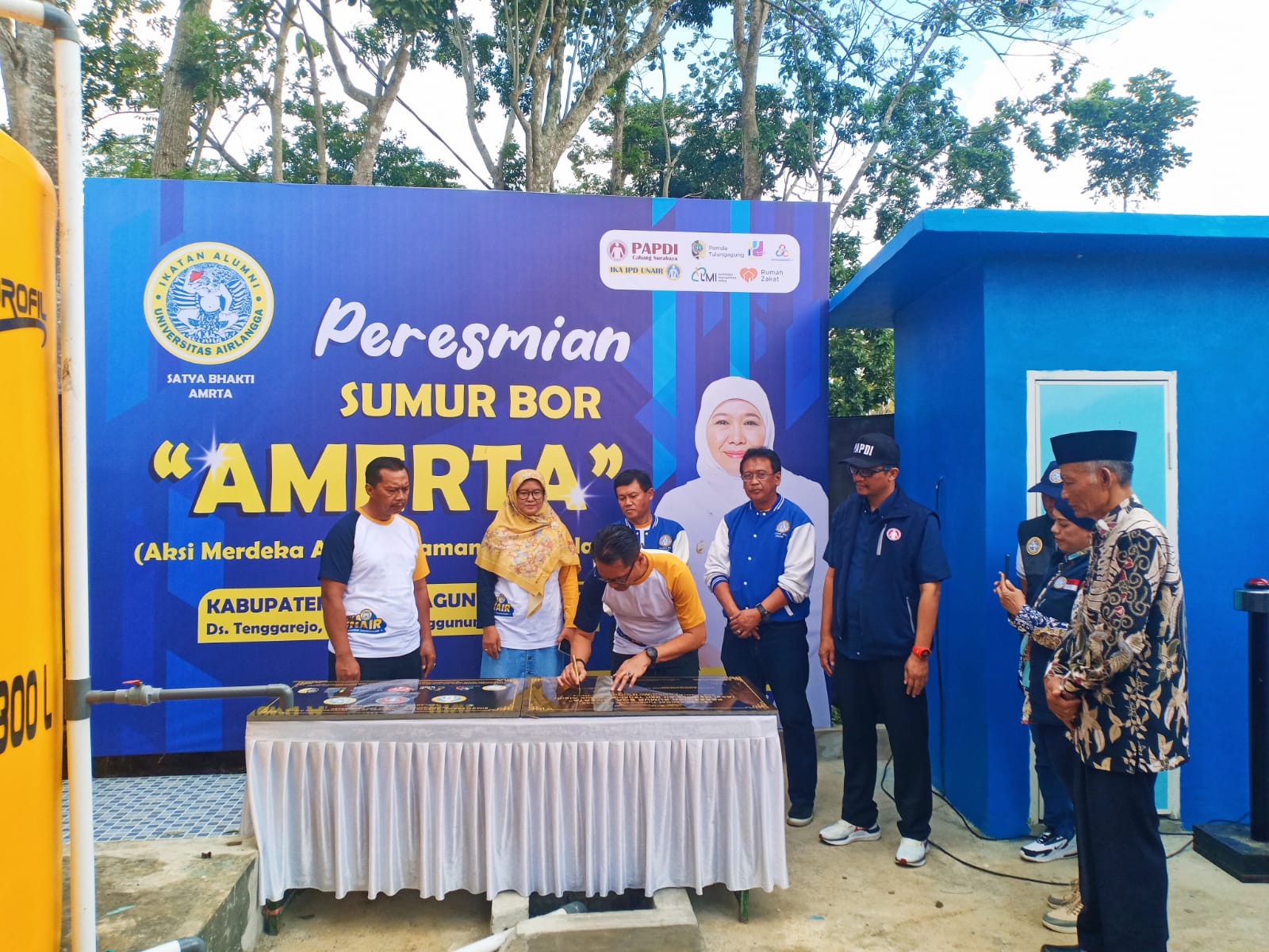 Heru Suseno Penjabat (Pj) Bupati Tulungagung saat meresmikan sumur bor bantuan Ikatan Alumni (IKA) Universitas Airlangga (Unair) Cabang Tulungagung, Minggu (19/5/2024).