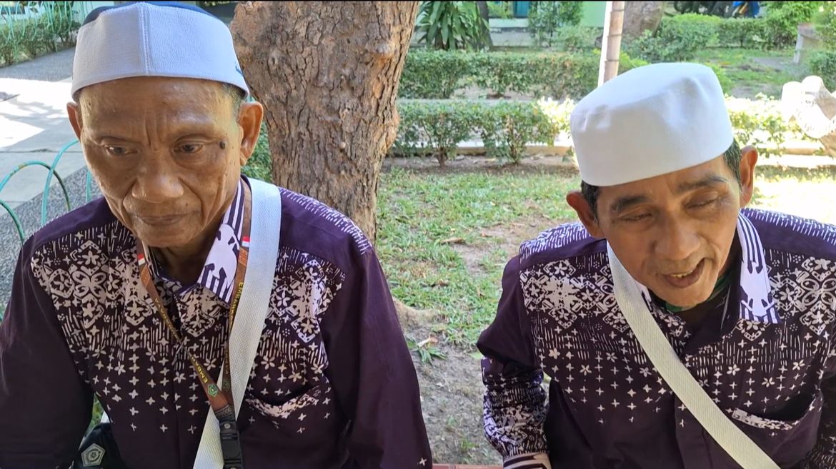 Abdul Hari (82 tahun) buruh cangkul asal Pasuruan (kiri) yang naik haji masuk kloter 32 Embarkasi Surabaya. Foto: Humas PPIH Embarkasi Surabaya