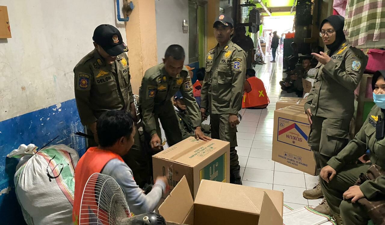 Suasana penertiban di dalam Rusunawa Gunungsari, petugas Satpol PP Jatim dibantu petugas lainnya membantu mengemasi barang-barang milik warga yang ditertibkan, Kamis (16/5/2024). Foto: Wildan suarasurabaya.net