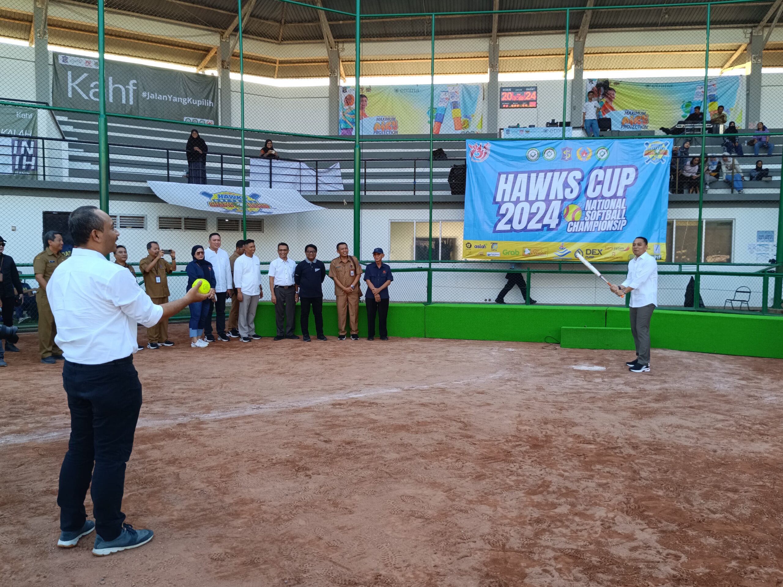 Seremoni pembukaan hawks cup 2024 dengan memukul bola softball di Lapangan Softball Dharmawangsa Surabaya, Selasa (21/5/2024). Foto: Risky suarasurabaya.net
