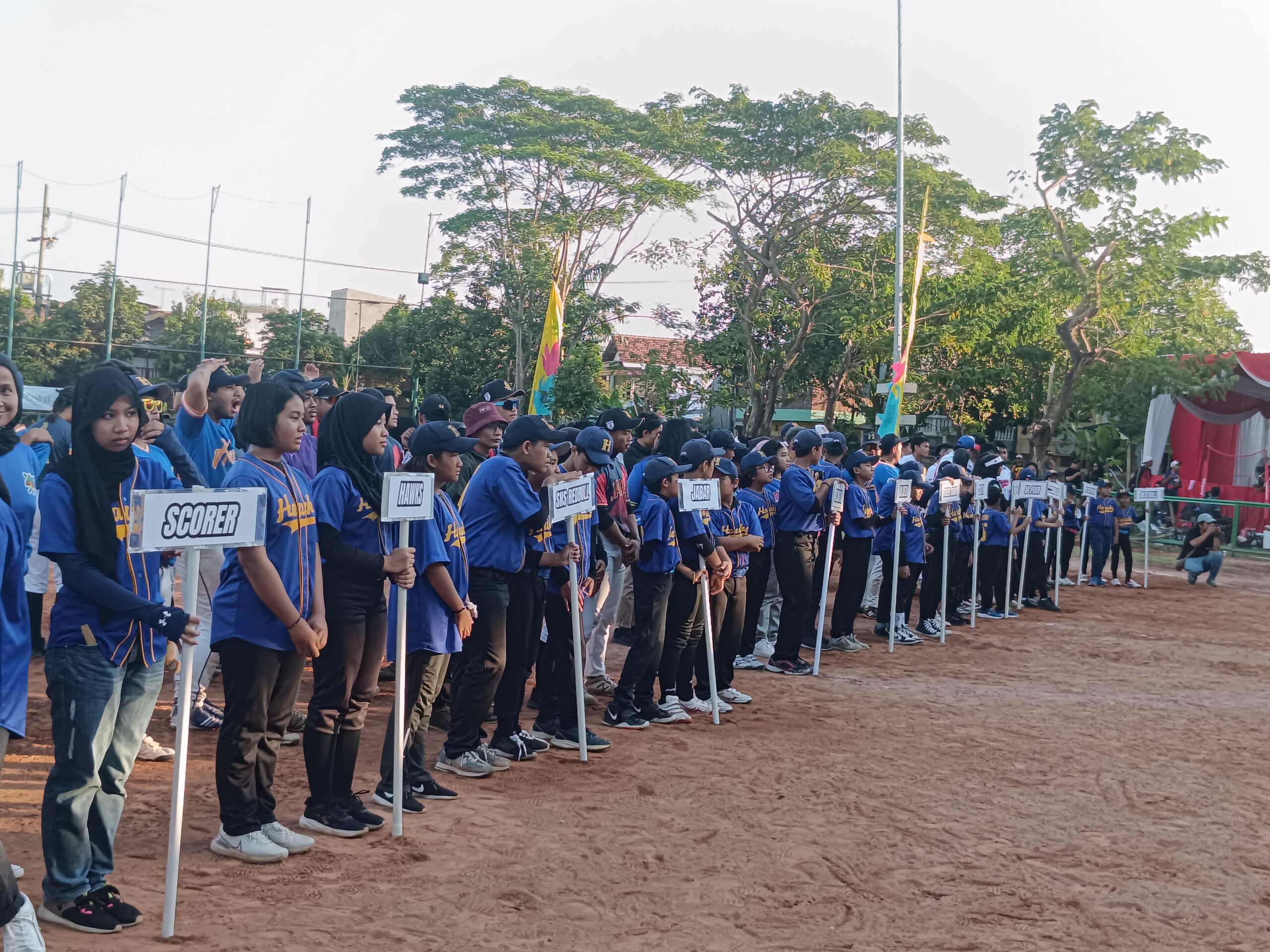 Pembukaan Hwaks Softball Cup di Lapangan Softball Dharmawangsa Surabaya, Selasa (21/5/2024). Foto: Risky suarasurabaya.net