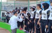 Pemberian medali kejuaraan dalam Hawks Softball Cup 2034 di Lapangan Dharmawangsa Surabaya, Selasa (21/5/2024). Foto: Risky suarasurabaya.net