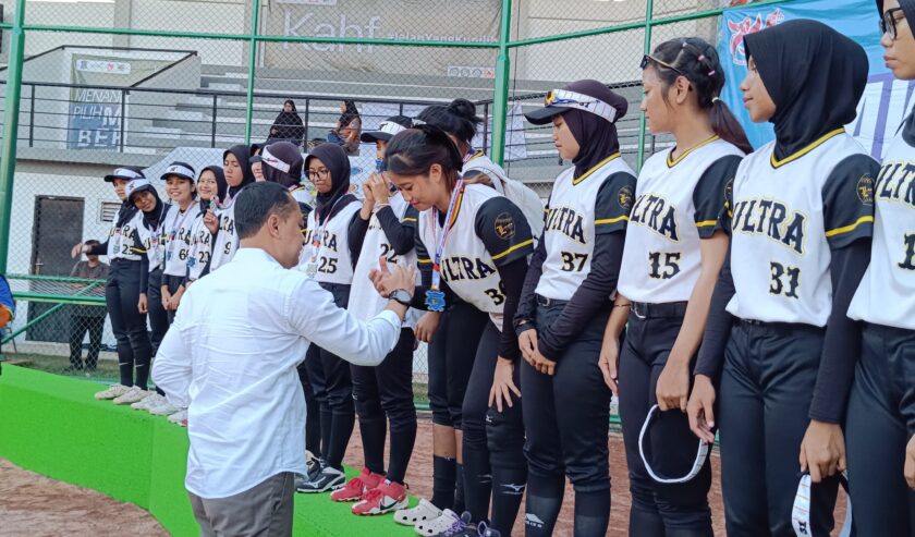 Pemberian medali kejuaraan dalam Hawks Softball Cup 2034 di Lapangan Dharmawangsa Surabaya, Selasa (21/5/2024). Foto: Risky suarasurabaya.net