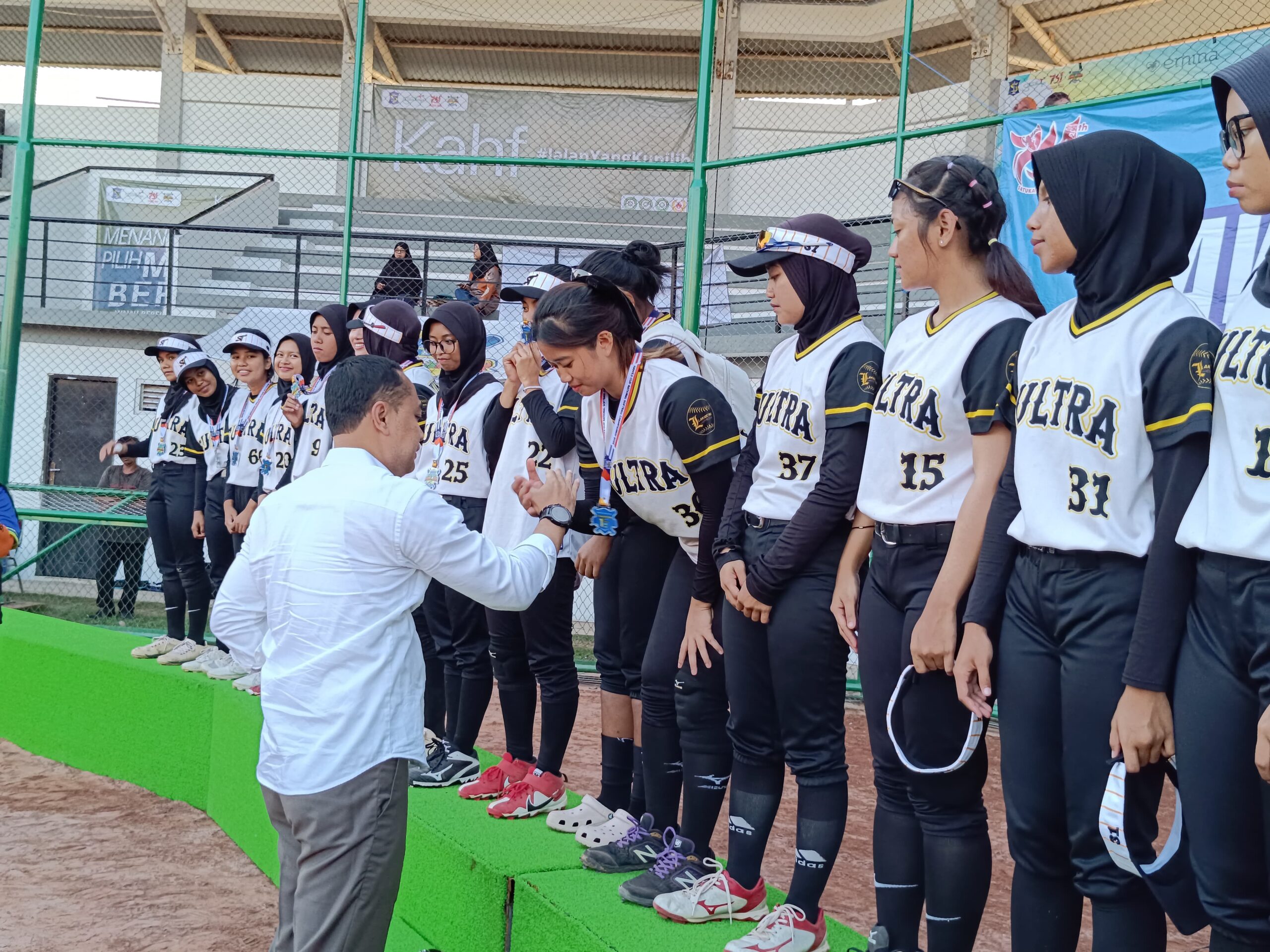 Pemberian medali kejuaraan dalam Hawks Softball Cup 2034 di Lapangan Dharmawangsa Surabaya, Selasa (21/5/2024). Foto: Risky suarasurabaya.net