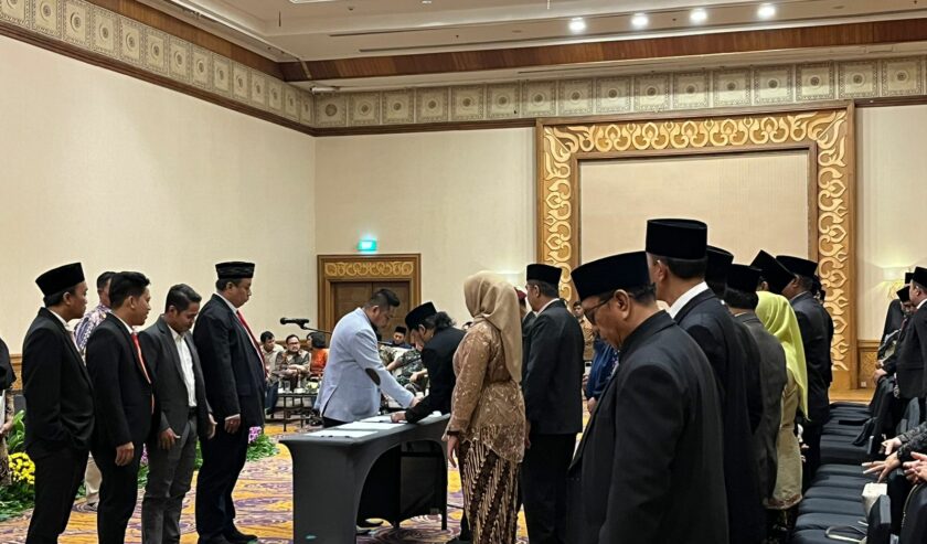 Novli Bernado Thyssen Ketua Bawaslu Kota Surabaya melantik 93 Panwascam, Sabtu (25/5/2024). Foto: Meilita suarasurabaya.net