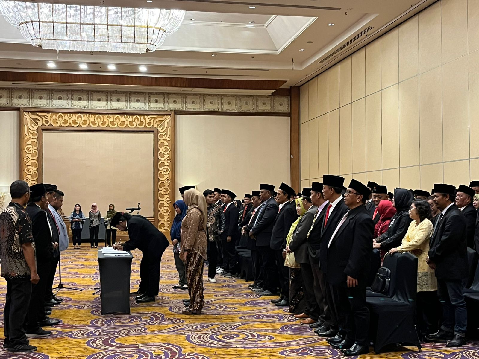 93 Panwascam, 60 persen eksisting dilantik Bawaslu Surabaya hari ini, Sabtu (25/5/2024). Foto: Meilita suarasurabaya.net