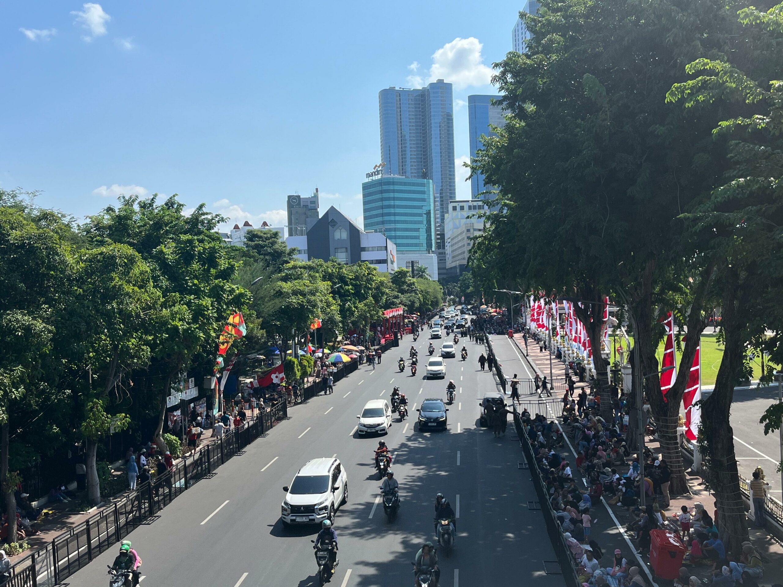 Masyarakat Surabaya saat menunggu dimulainya gelaran Surabaya Vaganza di Jalan Gubernur Suryo, Minggu (26/5/2024). Foto: Ikke magang suarasurabaya.net