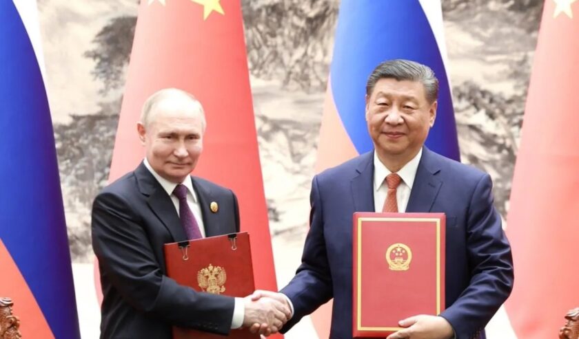 Xi Jinping Presiden China (kanan) dan Vladimir Putin Presiden Rusia (kiri) bertemu di Beijing, China pada Kamis (16/5/2024). Foto: Antara
