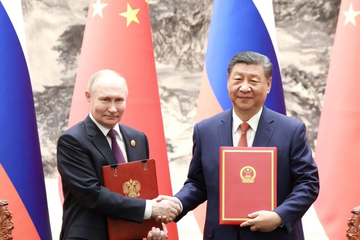 Xi Jinping Presiden China (kanan) dan Vladimir Putin Presiden Rusia (kiri) bertemu di Beijing, China pada Kamis (16/5/2024). Foto: Antara