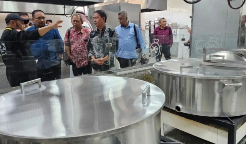 Yaqut Cholil Qoumas Menteri Agama beserta jajaran mengecek kesiapan layanan konsumsi di Madinah, Kamis (9/5/2024). Foto: Antara.