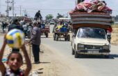 Pengungsi Palestina yang meninggalkan Rafah di Jalur Gaza selatan dengan membawa barang-barang mereka setelah perintah evakuasi oleh Israel. Foto: AFP