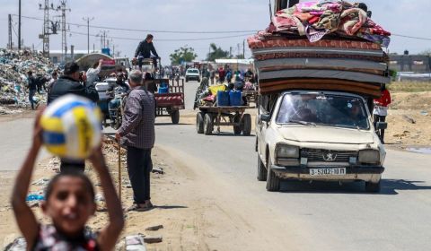 Pengungsi Palestina yang meninggalkan Rafah di Jalur Gaza selatan dengan membawa barang-barang mereka setelah perintah evakuasi oleh Israel. Foto: AFP