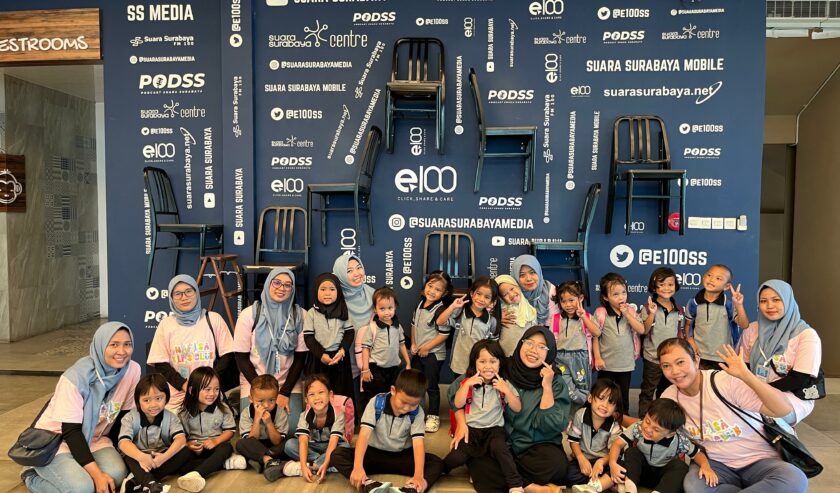 Anak-anak Nafisa Kids Club berfoto bersama guru pendamping berkunjung ke Suara Surabaya Media pada Senin (6/5/2024). Foto: Silsya magang suarasurabaya.net