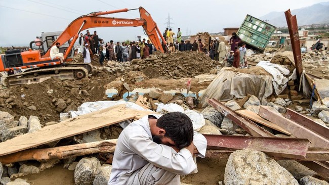 Evakuasi korban banjir bandang di-afghanistan