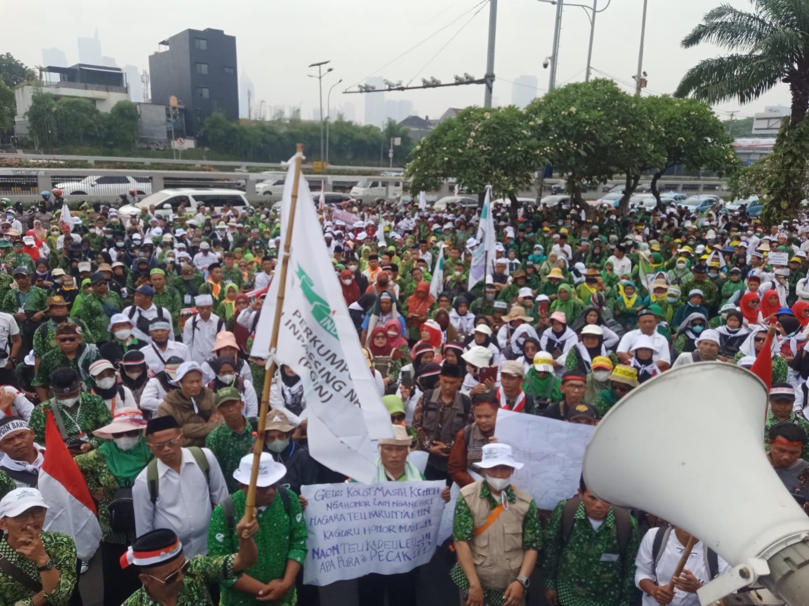 Sejumlah Perkumpulan Guru Inpassing Nasional (PGIN) mengikuti aksi unjuk rasa di depan gedung DPR, Jakarta, Senin (28/8/2023).