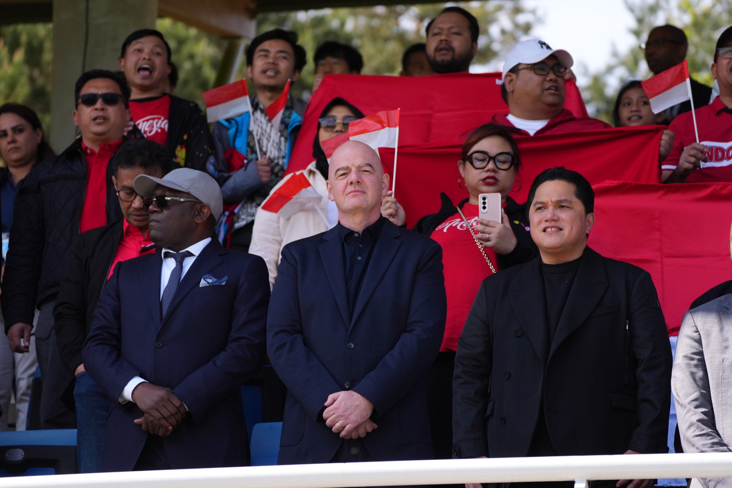 Gianni Infantino Presiden FIFA (tengah) bersama Erick Thohir Ketua Umun PSSI (kiri) saat menyaksikan laga play-off Timnas Indonesia U-23 melawan Guinea di Perancis, Kamis  (9/5/2024) malam. Foto: PSSI