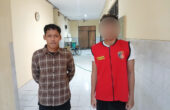 Salah satu tersangka pemerkosaan anak di bawah umur (kanan) bersama penyidik (kiri) diamankan kepolisian Polrestabes Surabaya, Senin (6/5/2024). Foto: Dok. Polrestabes Surabaya