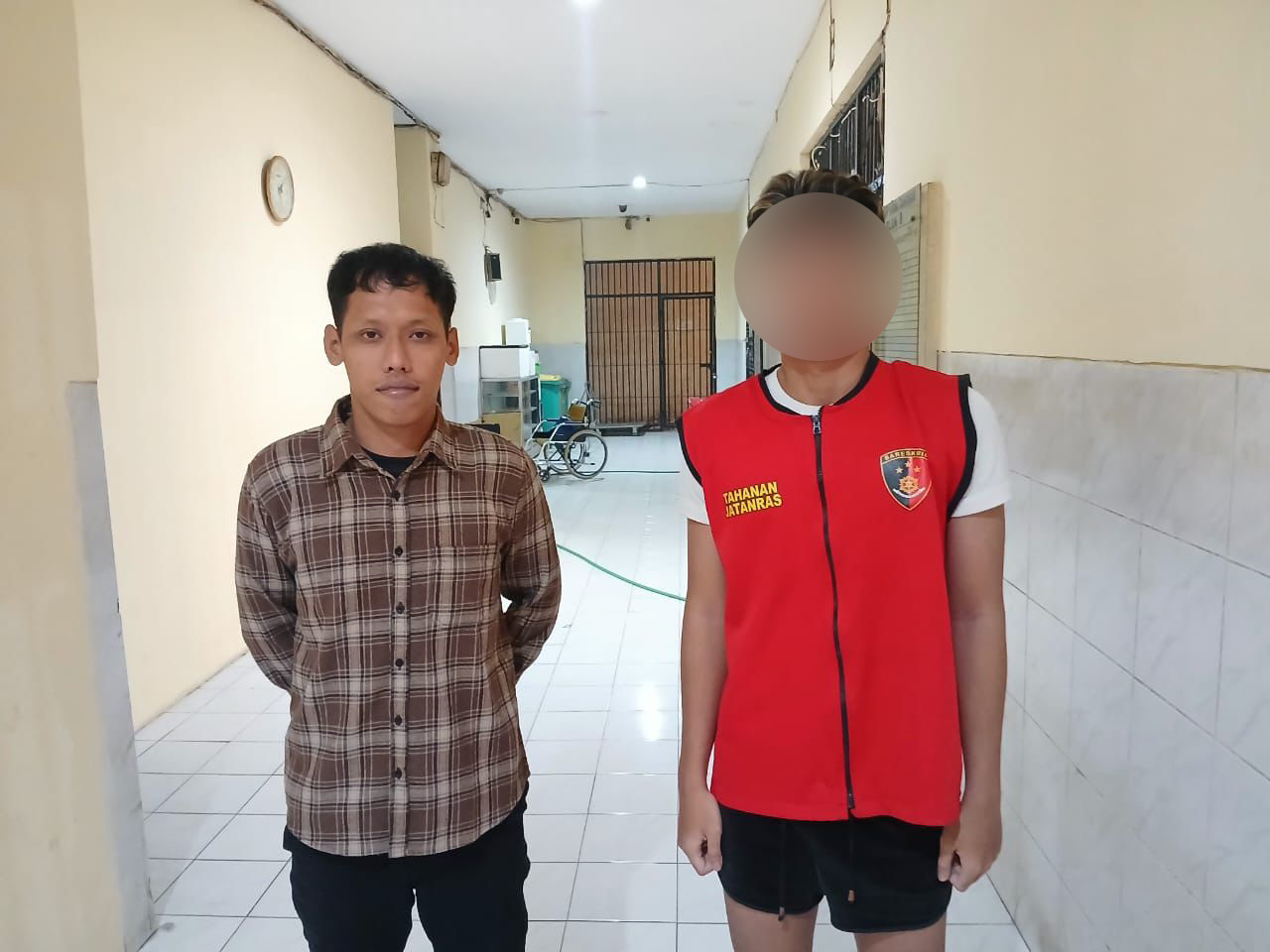 Salah satu tersangka pemerkosaan anak di bawah umur (kanan) bersama penyidik (kiri) diamankan kepolisian Polrestabes Surabaya, Senin (6/5/2024). Foto: Dok. Polrestabes Surabaya