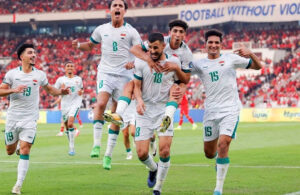 Para pemain Irak merayakan gol petamanya yang dicetak Aymen Hussein (tiga dari kanan) pada menit ke-54. Foto: IFA