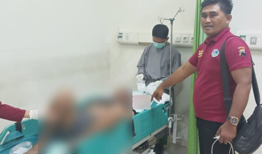 Polisi bersama salah satu korban penyeroyokan di Desa Sumbersoko, Sukolilo, Pati, Jawa Tengah (Jateng). Foto: Polres Pati