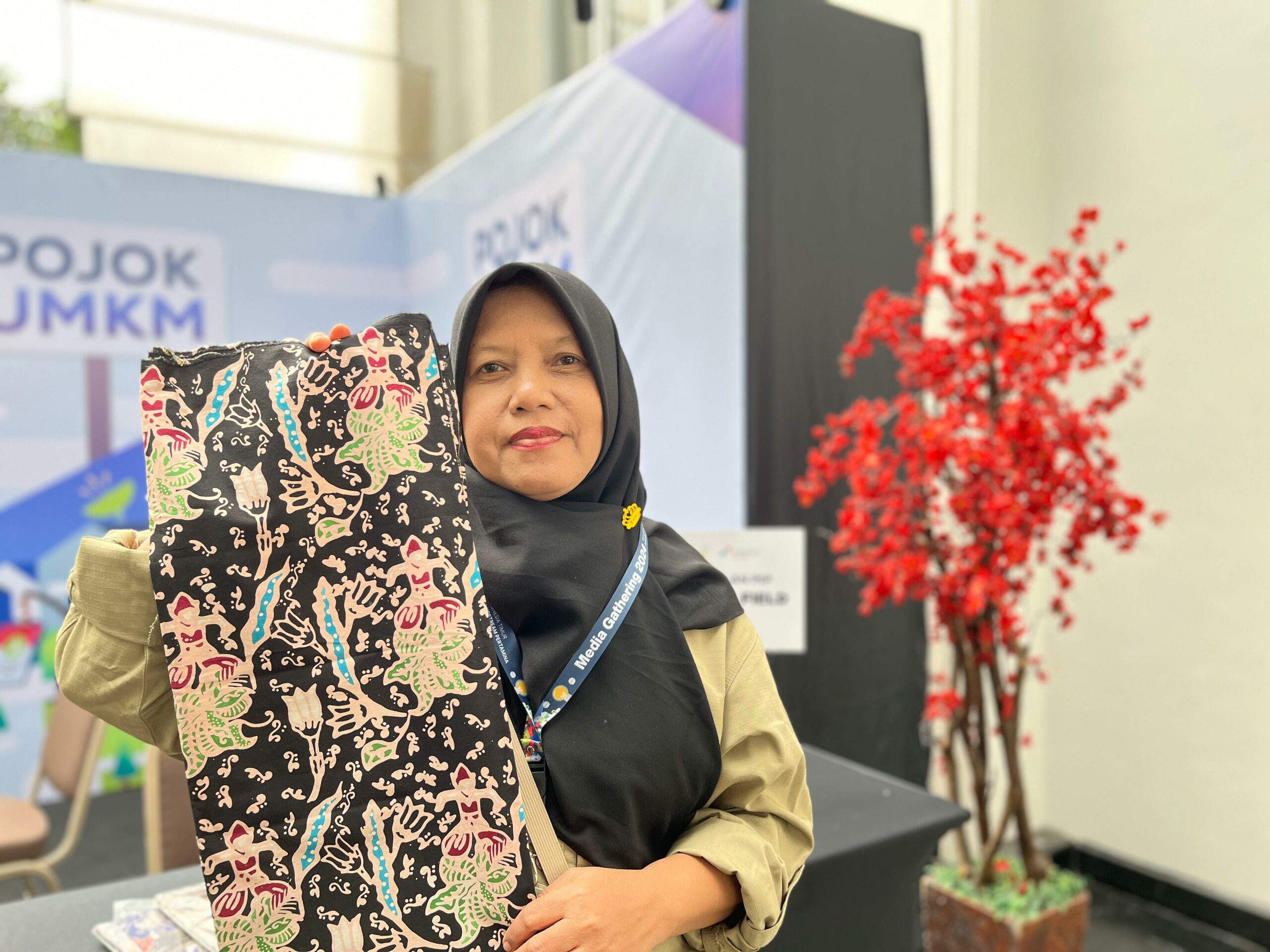 Kisah Tatik Jungkir Balik Rintis Usaha Batik Hingga Sukses Kuliahkan 2 Anak di Tengah Suami Sakit