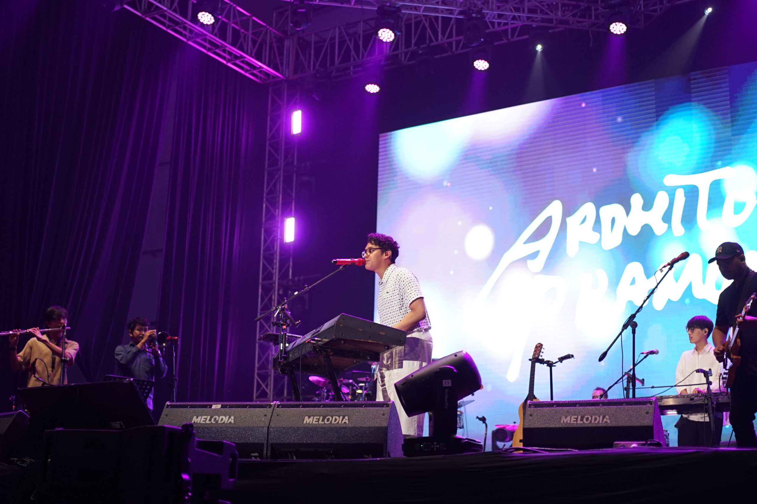 Ardhito Pramono saat manggung di Stage Freeport Indonesia, Grand City Surabaya, dalam Jazz Traffic Festival 2024, Minggu (15/9/2024). Foto: Jazz Traffic Festival