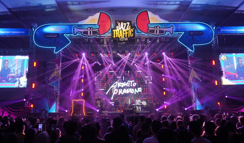 Penonton saat menikmati penampilan Ardhito Pramono saat manggung di Stage Freeport Indonesia, Grand City Surabaya, dalam Jazz Traffic Festival 2024, Minggu (15/9/2024). Foto: Jazz Traffic Festival