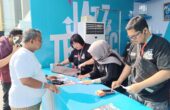 Penjualan merchandise Jazz Traffic Festival di booth merchandise JTF yang berada di area outdoor Grand City Surabaya, Minggu (15/9/2024). Foto: Risky suarasurabaya.net