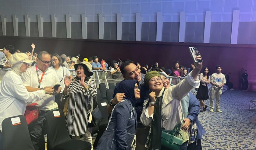 Eri Cahyadi bersama Rini Indriyani istrinya, foto bareng Luluk Nur Hamidah seusai menyaksikan penampilan Vina Panduinata di hari kedua Jazz Traffic Festival 2024, Minggu (15/9/2024). Foto: Billy suarasurabaya.net