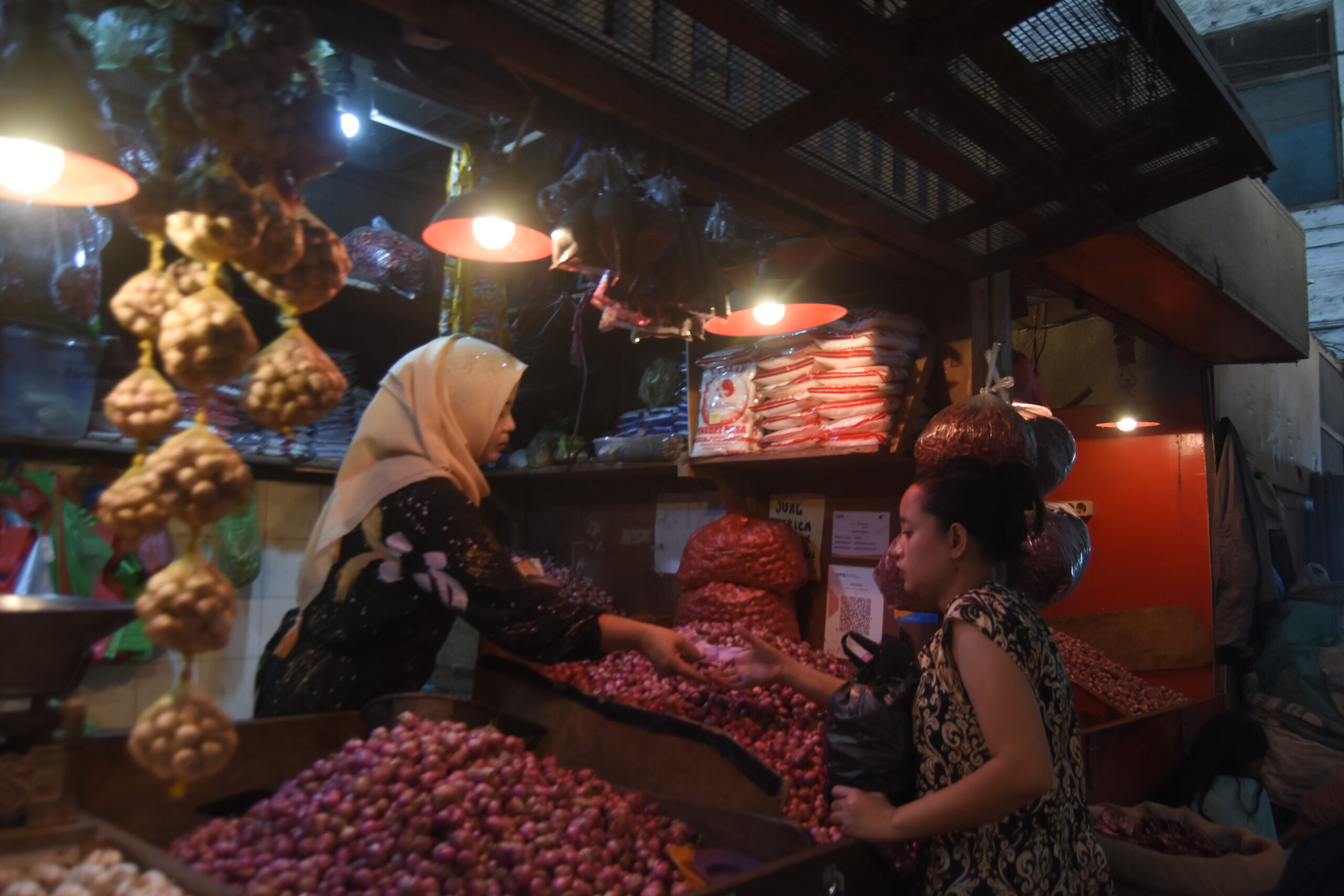 Harga Bawang Merah dan Cabai Merah Naik, Beras Premium Tembus Rp15.550 per Kg