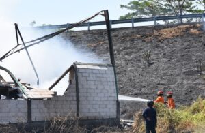Kebakaran Pabrik Kedameanwetan Driyorejo di Samping Tol Sumo
