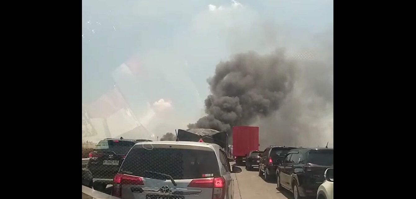 Pabrik di Driyorejo Samping Tol Sumo Terbakar, Asap Hitam Tutupi Jarak Pandang Pengguna Jalan