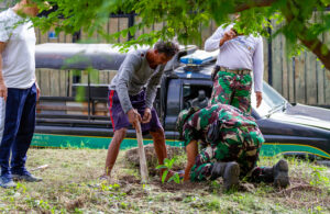Warga Ketintang Gotong Royong Hijaukan Lingkungan