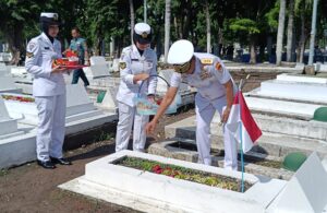 TNI AL Ziarah dan Tabur Bunga ke TMP 10 Nopember