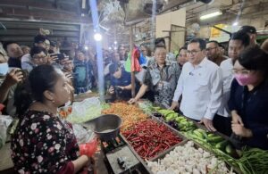 Budi Santoso Mendag Pantau Harga di Pasar Tambahrejo Surabaya