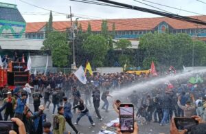 Demo Mahasiswa di DPRD Jatim Ricuh
