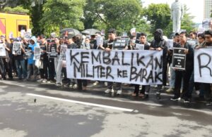 Demo UU TNI di Depan Gedung Negara Grahadi