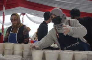 Keseruan Masak Takjil di QRIS Bank Jatim Ramadan Vaganza 2025