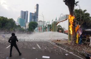 Demo Tolak UU TNI di Grahadi Berujung Ricuh