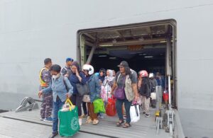 315 Pemudik Tiba di Surabaya dengan KRI Banjarmasin-592