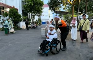 Balai Kota Surabaya Sediakan Saf Salat Id untuk Jemaah Disabilitas