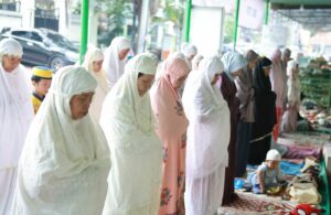 Salat Idulfitri di Masjid Al Falah Surabaya