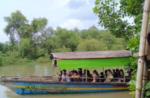 Ratusan Masyarakat Padati Ekowisata Mangrove Wonorejo di Libur Lebaran