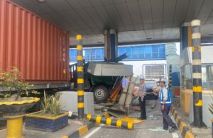 Kecelakaan Truk Tabrak Gardu Tol di Gate Waru Utama