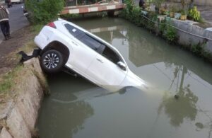 Pajero Masuk Sungai Menur Pumpungan