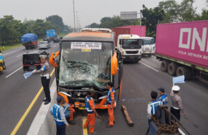Kecelakaan Bus Tabrak Belakang Truk di KM 749 Tol Sidoarjo-Waru