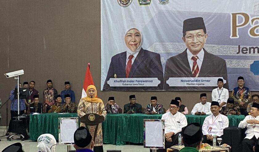 Khofifah Indar Parawansa Gubernur Jawa Timur saat memberi sambutan dalam pemberangkatan haji di Asrama Haji Surabaya, Jumat (2/5/2025). Foto: Wildan suarasurabaya.net