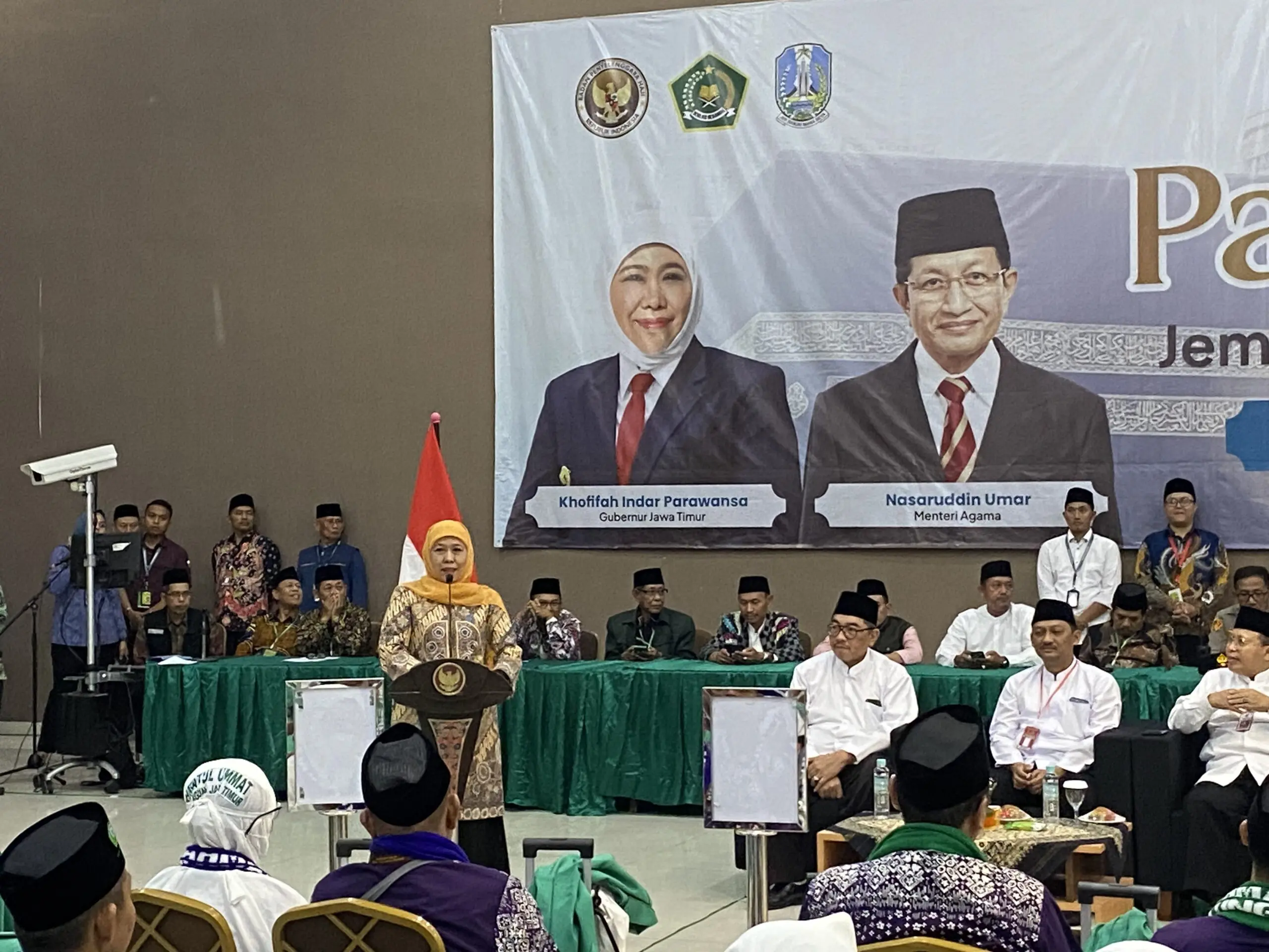 Khofifah Indar Parawansa Gubernur Jawa Timur saat memberi sambutan dalam pemberangkatan haji di Asrama Haji Surabaya, Jumat (2/5/2025). Foto: Wildan suarasurabaya.net